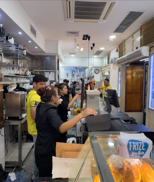 Balcão da pastelaria e atendimento