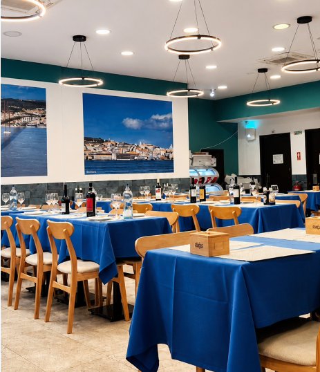 Sala do restaurante com mesas postas e azul