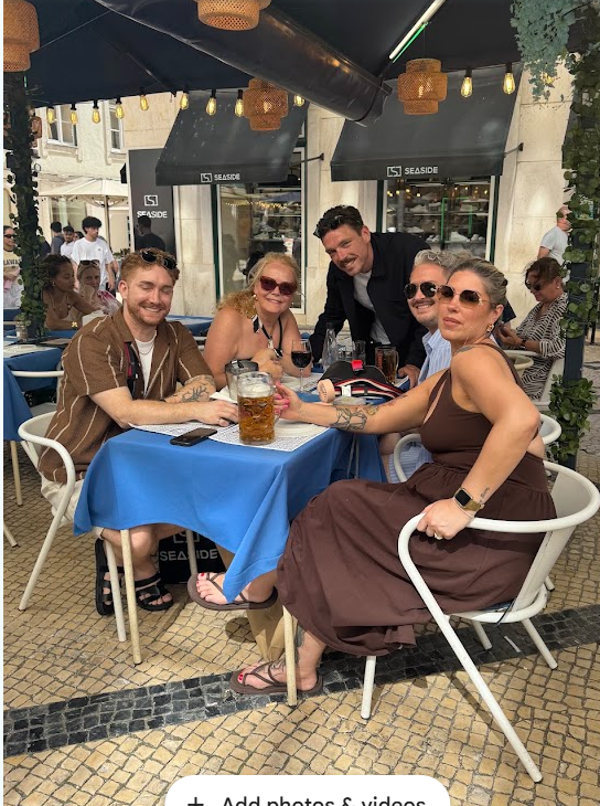 Clientes na esplanada na Rua Augusta